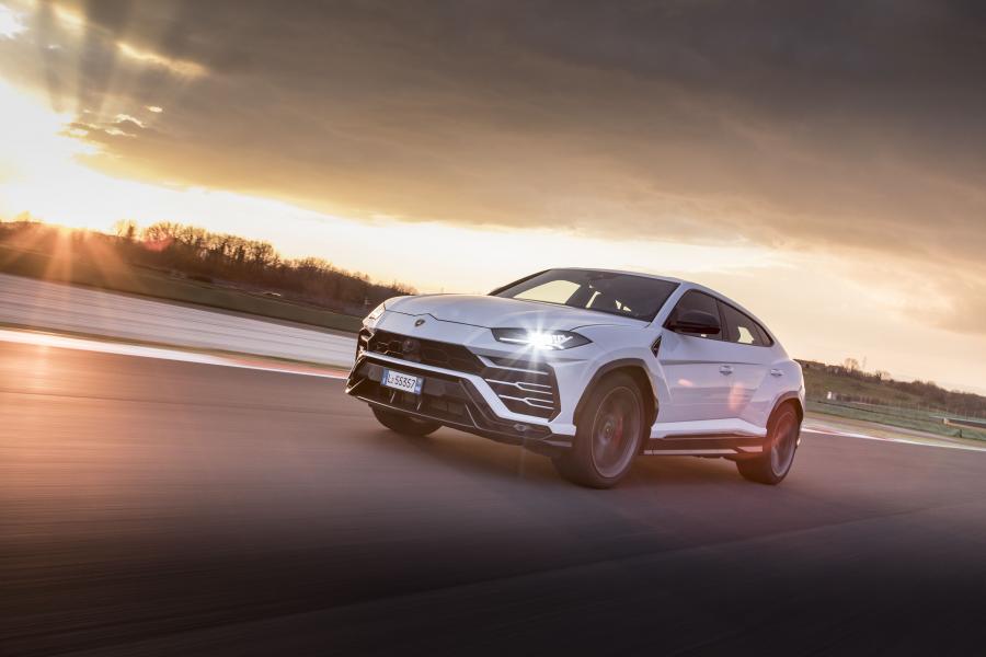  Lamborghini Urus Shiny Black Package 2018 года  (фото 17 из 40)